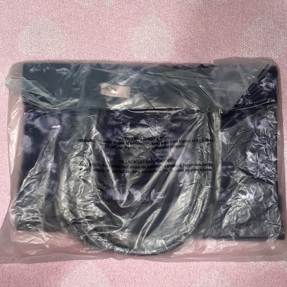 VICTORIA’S SECRET
Floral Book Tote Black Purple - Picture 4 of 4